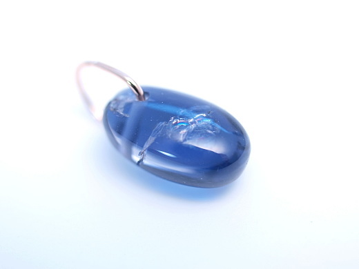 透明感のある青で丸くカットされたアイオライト