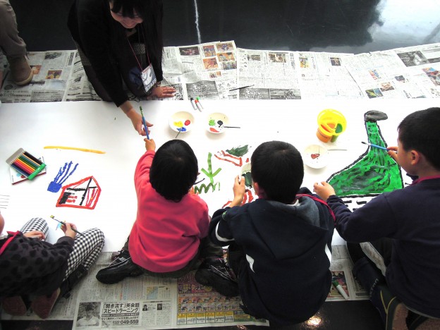 絵具で絵を描く子供