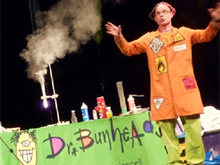 科学実験パフォーマンスをする男性