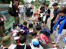 輪になって座り込む子供たち