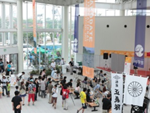 参加者でにぎわう会場