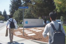 apple社を訪問する学生