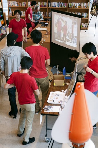 蔦屋書店でのイベント準備をする学生