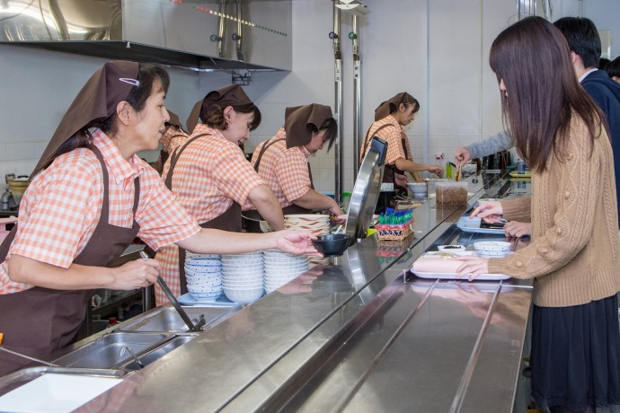 大学生協食堂で働くスタッフ