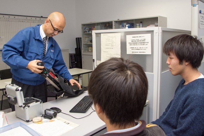 学生に情報機器を貸し出すのも業務の一環