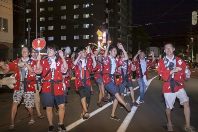 パレードで踊る学生