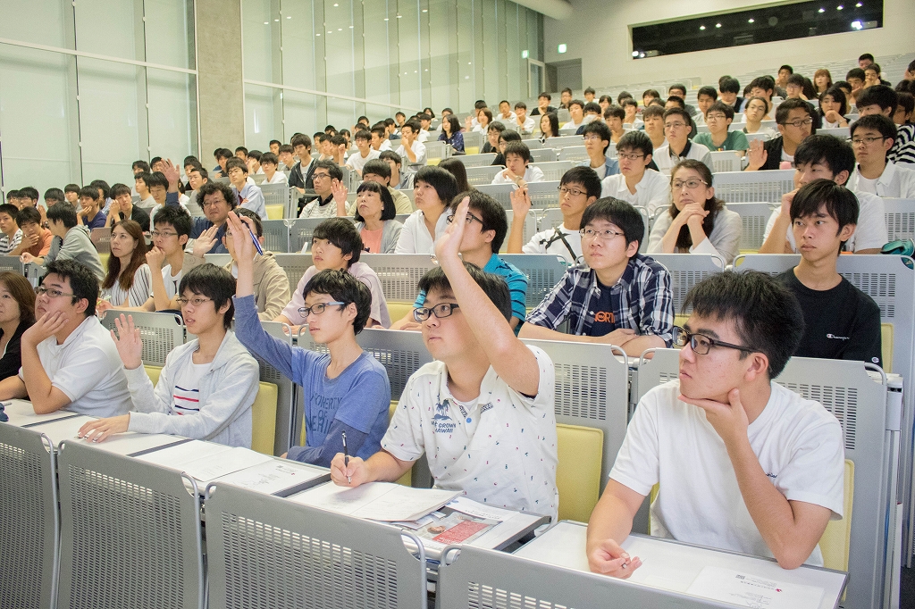 講堂が一杯になるほどたくさんの高校生が真剣に授業を受けている様子