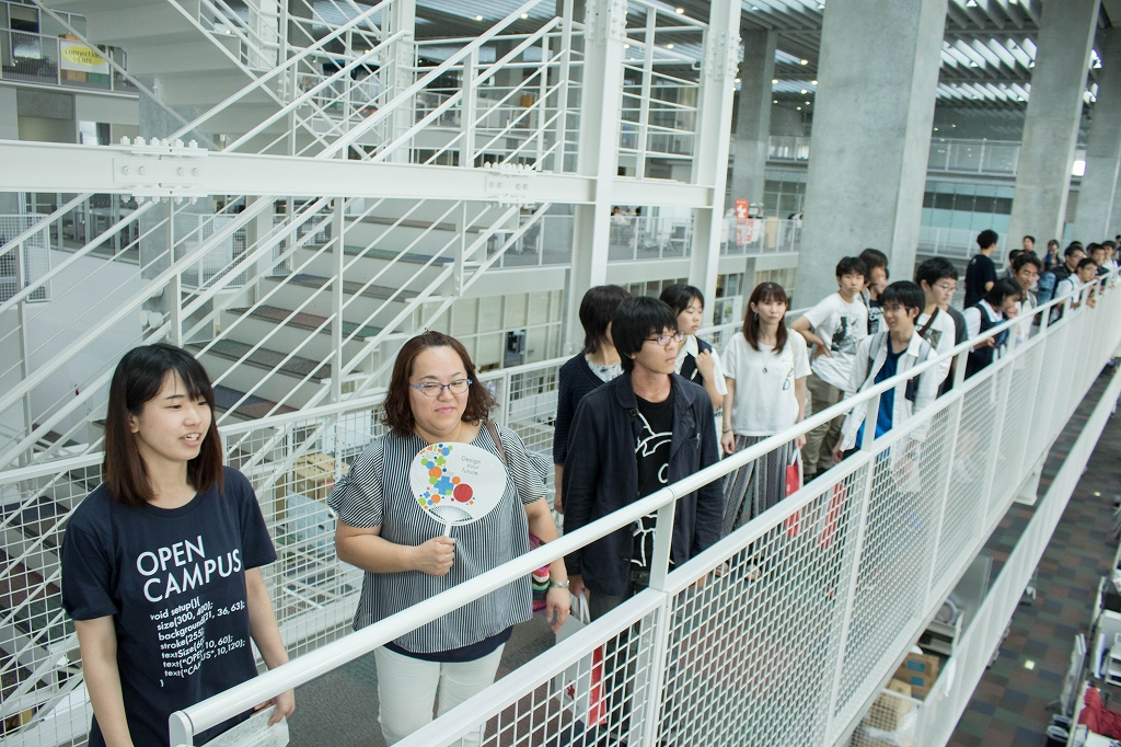 通路いっぱいに並ぶオープンキャンパス見学者