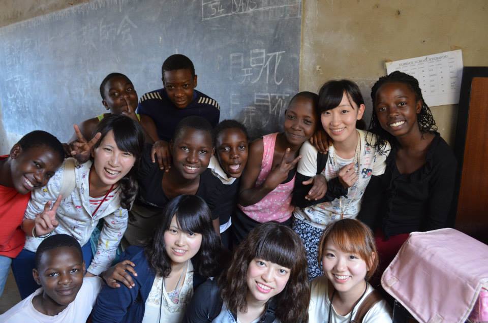 笑顔で集合する未来大の学生とウガンダの学生