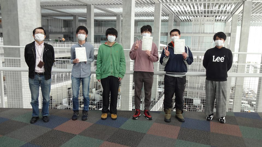 優秀チームメンバ(中4人)と運営代表学生(右端)、運営教員(左端)のイメージ