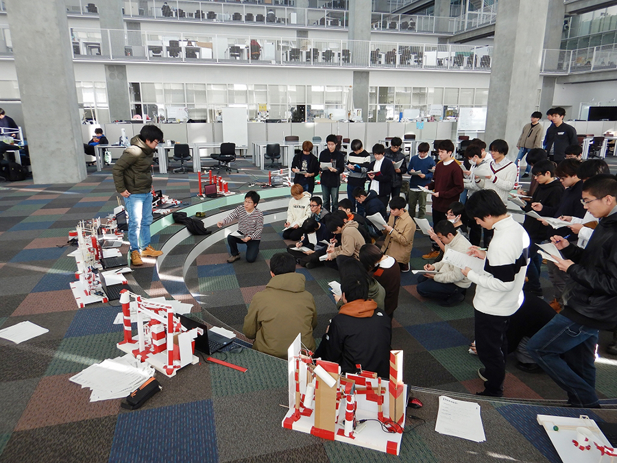 プレゼンテーションスペースで行われる発表会の様子