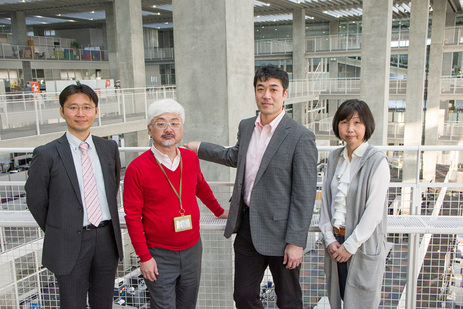左から香取勇一准教授、美馬義亮教授、高村博之教授、冨永敦子准教授