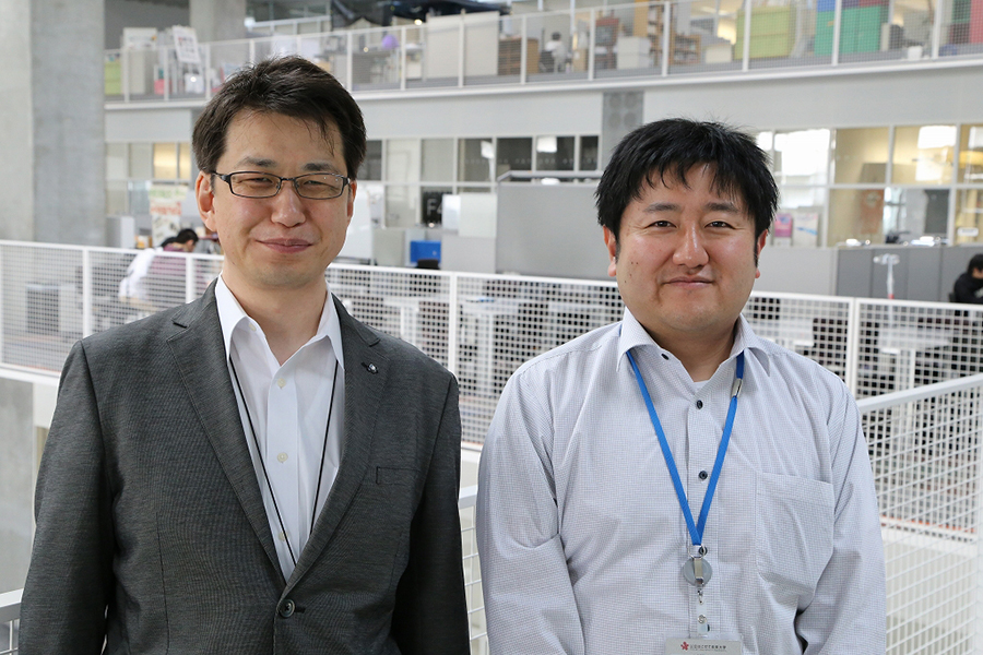 新美礼彦先生（情報アーキテクチャ学科准教授、左側）と、事務局職員の千葉裕介さんのイメージ