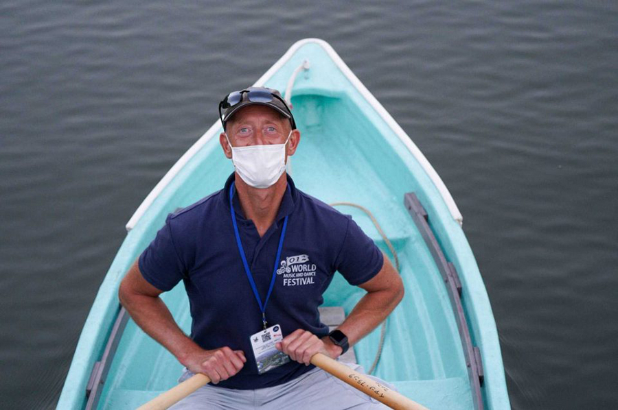 ボートの漕ぎ手を務めるフランク・イアン教授