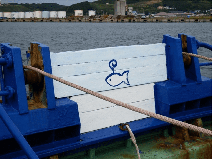 漁師さんが自船に描いたマリンITのシンボルマーク