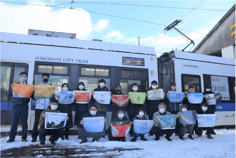 市電で行われた俳句ポスターの展覧会